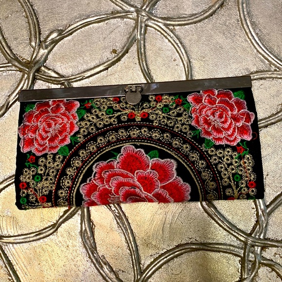 Embroidered Multi Color Floral Wallet 4 Open 1 Zip Pocket 8 Card Slots Clutch - Picture 3 of 12